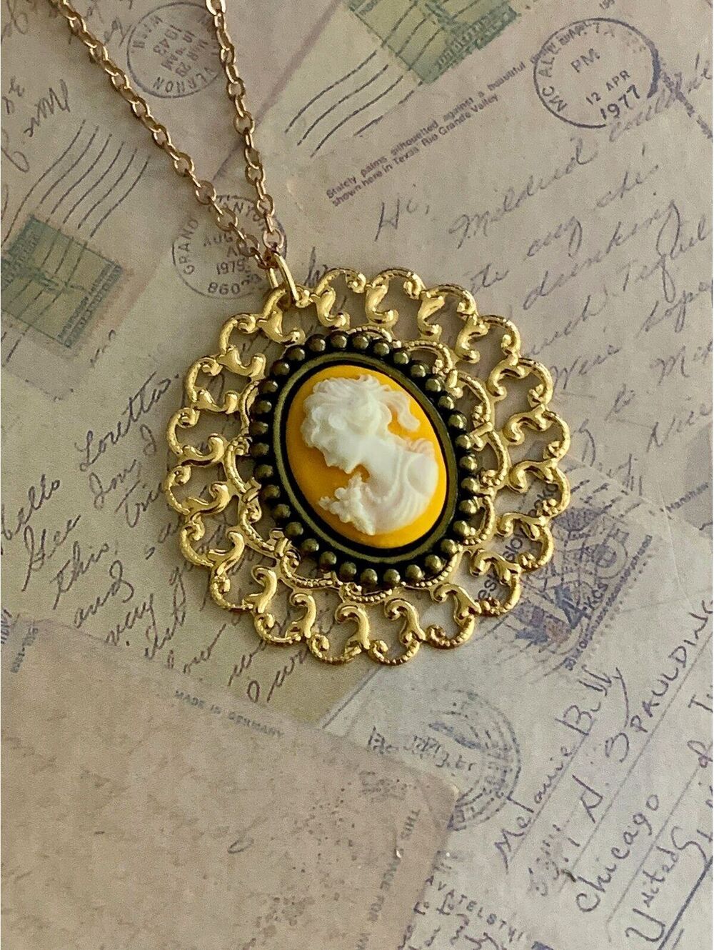 Vintage Elegant Gold Cameo Pendant Necklace with Intricate Filigree Design